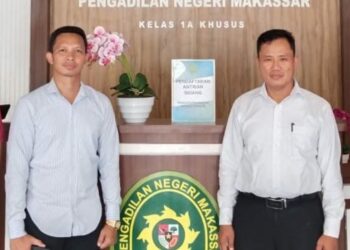 Advokat Buyung Harjana Hamna (kiri) bersama saksi ahli Dr. Makkah HM setelah persidangan pailit agenda saksi ahli di Pengadilan Negeri Makassar belum lama ini