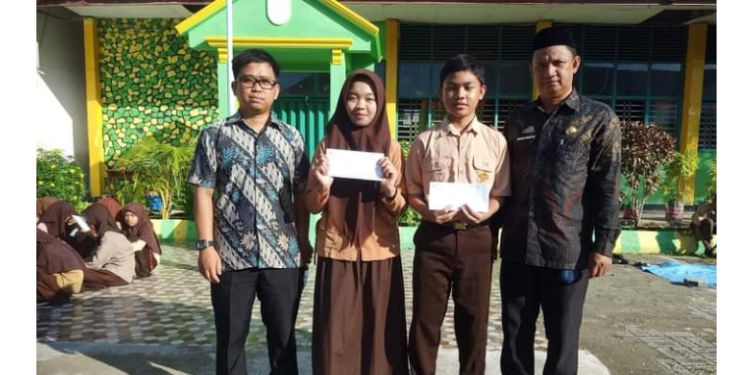SMPN 9 Parepare Beri Beasiswa dan Bantuan Seragam Sekolah
