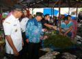 Pj Gubernur Sulsel, Bahtiar Baharuddin meninjau pasar tradisional berberapa waktu lalu. (Sumber Foto: Humas Pemprov Sulsel)