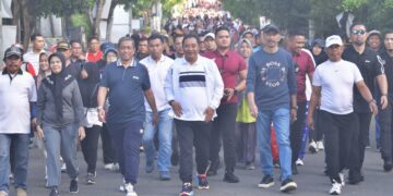 Pj Gubernur Sulsel mengajak warga Wajo jalan sehat bersama, Jumat, (9/2/2024). (Foto: Humas Pemprov Sulsel)