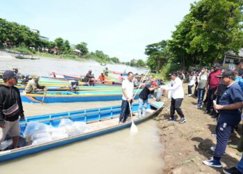 Pj Gubernur Sulsel, Bahtiar Baharuddin menyebar bibit ikan nila dan ikan mas di perairan danau Tempe, Jumat (9/2/2024).