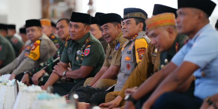 Pj Gubernur Sulsel dan Forkopimda menggelar zikir dan doa kebangsaan di Masjid 99 Kubah Asmaul Husna, Kawasan Center Point Of Indonesia (CPI), Senin, (12/2/2024).
