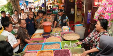 Pj Gubernur Sulsel, Bahtiar Baharuddin memantau harga pasar beberapa waktu lalu. (Foto: Humas Pemprov Sulsel)