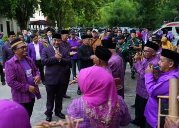 Pj Gubernur Sulsel, Bahtiar Baharuddin mendapat sambutan hangat saat menghadiri HUT Kabupaten Enrekang, Senin, (19/2/2024). (Foto: Humas Pemprov Sulsel)