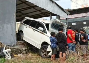 Dini Hari, Mobil Inova Nyaris Seruduk Rumah di Sidrap