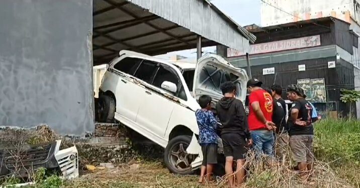 Dini Hari, Mobil Inova Nyaris Seruduk Rumah di Sidrap
