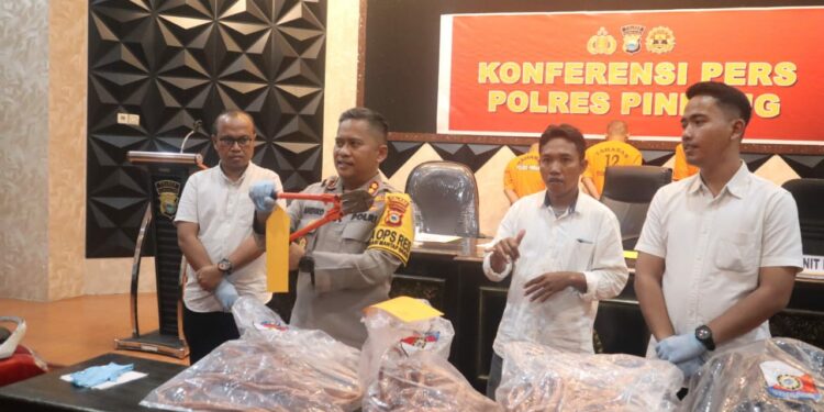 Motif Bayar Utang, Aksi Nekat Komplotan Maling Ratusan Meter Kabel PLN di Pinrang Motif Bayar Utang, Aksi Nekat Komplotan Maling Ratusan Meter Kabel PLN di Pinrang