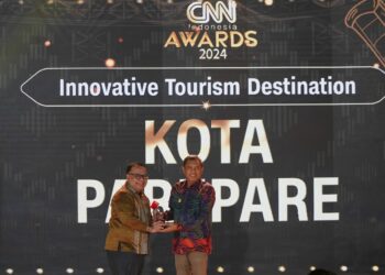 Pj Wali Kota Parepare Akbar Ali menerima penghargaan Innovative Tourism Destination di ajang CNN Indonesia Award di Hotel Claro, Makassar, Kamis (21/3/2024). (Foto: Humas Pemkot Parepare)