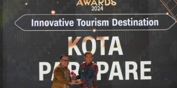 Pj Wali Kota Parepare Akbar Ali menerima penghargaan Innovative Tourism Destination di ajang CNN Indonesia Award di Hotel Claro, Makassar, Kamis (21/3/2024). (Foto: Humas Pemkot Parepare)
