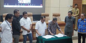 Kementerian PUPR dengan pihak penyedia konstruksi menandatangani kontrak untuk renovasi GBH Parepare, di Ruang Pola Kantor Wali Kota Parepare, Senin (18/3/2024). (Foto: Humas Pemkot Parepare)