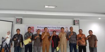 Foto bersama dalam acara peringatan HUT LSM Gerak Indonesia Ke-VIII Tahun, di Gedung Balai Ainun Habibie, Parepare, Senin (4/3/2024). (Foto: Rizkiyanti/Pijarnews.com)