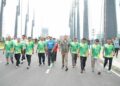 Pj wali kota dan kapolres Parepare mengikuti Makassar Jogging Track 2024 di CPI Makassar, Minggu, (3/3/2024). (Artikel News)