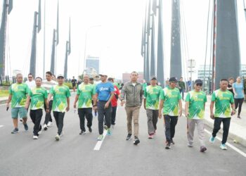 Pj wali kota dan kapolres Parepare mengikuti Makassar Jogging Track 2024 di CPI Makassar, Minggu, (3/3/2024). (Artikel News)