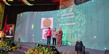 Kepala Dinas Lingkungan Hidup (DLH) Parepare, Susianna mewakil Pj Wali Kota Akbar Ali menerima penghargaan Adipura di Gedung Manggala Wanabakti KLHK Jakarta, Selasa, (5/3/2024). (Foto: Humas Pemkot Parepare)