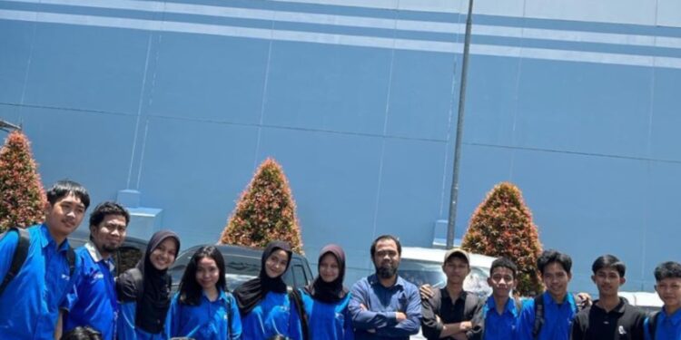 Mahasiswa Poltekbos Belajar Manejemen Pabrik di Mayora Grup