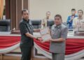 Pj Wali Kota Parepare, Akbar Ali menyerahkan LKPJ kepada Ketua DPRD Parepare, Kaharuddin Kadir, Senin, (18/3/2024). (Foto: Humas Pemkot Parepare)