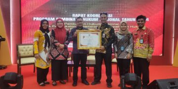 Penghargaan diserahkan Kepala Badan Pembinaan Hukum Nasional (BPHN) Kemenkumham, Widodo Ekatjahjana pada Rakor Program Pembinaan Hukum Nasional di Aula BPHN Jakarta, Kamis (29/2/2024)