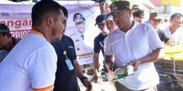 Penjabat Gubernur Sulsel Bahtiar Baharuddin menyaksikan langsung Gerakan Pangan Murah (GPM) yang berlangsung di Pasar Pagi, Watampone Kabupaten Bone, Jumat (1/3/2024)