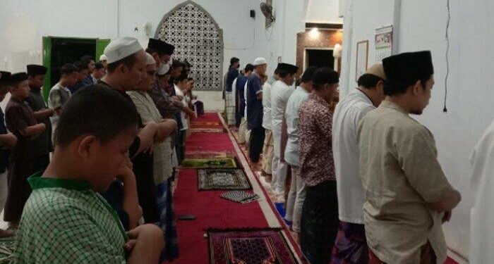 Jemaah melaksanakan salat berjemaah di Masjid Muhammadiyah Majene (foto: dok)