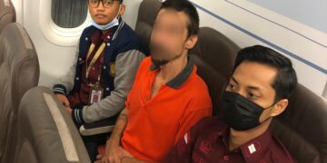 MK diapit petugas imigrasi Makassar saat akan dideportasi kembali ke negaranya di Afrika Selatan, Kamis (28/3/2024)
