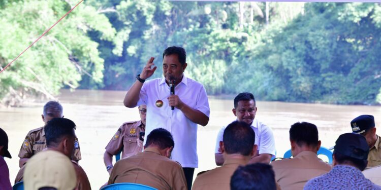 Pj Gubernur Sulsel, Bahtiar Baharuddin kembali memberikan benih ikan nila untuk warga Bone, Selasa, (26/3/2024). (Foto: Humas Pemprov Sulsel)