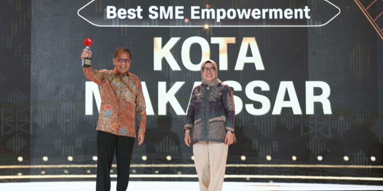 Wali Kota Makassar Moh Ramdhan Pomanto menerima 4 penghargaan sekaligus dalam Program CNN Indonesia Awards 2024 di Hotel Claro, Kamis (21/3/2024)