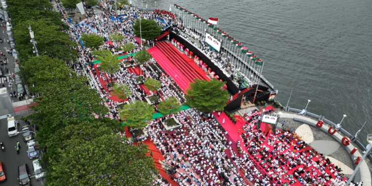 Buka Puasa Terpanjang di Pantai Losari yang diselenggarakan oleh Kerajaan Arab Saudi bersama Pemkot Makassar berlangsung semarak dan khidmat, sore kemarin, Rabu (13/3/2024)