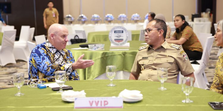 Direktur Misi USAID Indonesia Jeffrey P. Cohen bersama Wali Kota Makassar, Danny Pomanto