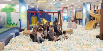 Baby House Sekolah Alam Bosowa mengeksplorasi dunia bermain dan belajar di playground Kidzoona, di Trans Studio Mall Makassar, Rabu (24/4/2024)