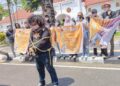 Puluhan jurnalis di Sulawesi Selatan (Sulsel) yang tergabung dalam Koalisi Advokasi Jurnalis (KAJ) Sulawesi Selatan (Sulsel) menggelar aksi damai di depan Pengadilan Negeri (PN) Makassar, Kota Makassar, Jalan RA Kartini, Kamis (25/4/2024)