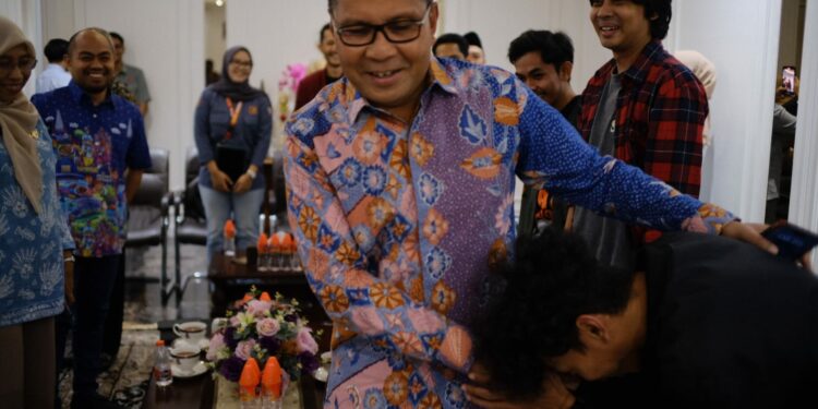 Abu, salah seorang konten kreator asal Makassar menyalami Wali Kota Makassar, Danny Pomanto Kantor Balai Kota Makassar, Jumat (19/4/2024)