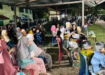 Puluhan warga dan peserta kegiatan Festival Anak Saleh, menunggu pengumuman lomba di Dusun Ujunge Desa Batupute, Barru, Selasa (9/4/2024)