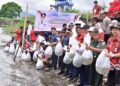 Pj Gubernur Sulsel, Bahtiar Baharuddin menebar 100 ribu benih ikan di bendungan Bili-bili, Kamis (4/4/2024). (Foto: Humas Pemprov Sulsel)