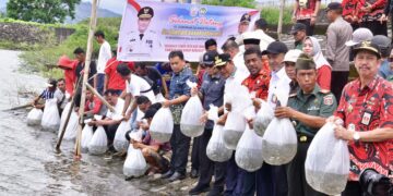 Pj Gubernur Sulsel, Bahtiar Baharuddin menebar 100 ribu benih ikan di bendungan Bili-bili, Kamis (4/4/2024). (Foto: Humas Pemprov Sulsel)