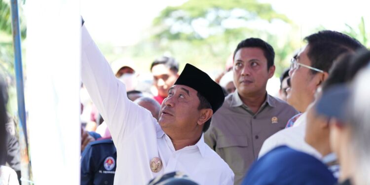 Pj Gubernur Sulsel, Bahtiar Baharuddin, meninjau lokasi pembangunan stadion Makassar, Jumat (5/4/2024). (Foto: Humas Pemprov Sulsel)