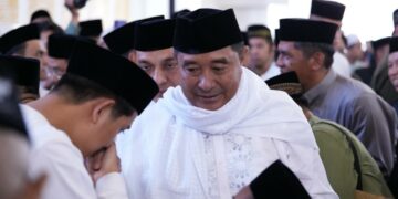 Pj Gubernur Sulsel bersalaman dengan warga usai pelaksanaan Idulfitri, Rabu, (10/4/2024). (Foto: Humas Pemprov Sulsel)