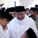 Pj Gubernur Sulsel bersalaman dengan warga usai pelaksanaan Idulfitri, Rabu, (10/4/2024). (Foto: Humas Pemprov Sulsel)