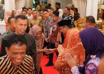 PJ Gubernur Sulsel, Bahtiar Baharuddin beserta isteri Sofha Marwah menerima kunjungan kepala daerah, di Rumah Jabatan Gubernur, Kamis, (11/4/2024).