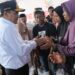 PJ Gubernur membagikan sembako untuk korban banjir Suli, Minggu, (14/4/2024). (Foto: Humas Pemprov Sulsel)