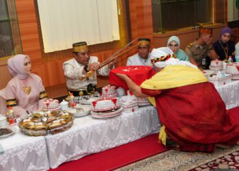Dewan adat saoraja Bone memberikan gelar Daeng Mappuji kepada PJ Gubernur Sulsel, Bahtiar Baharuddin dalam upacara pengukuhan yang dilangsungkan di Arajang, Rumah Jabatan Bupati Bone, Jumat, (19/4/ 2024). (Foto: Humas Pemprov Sulsel)