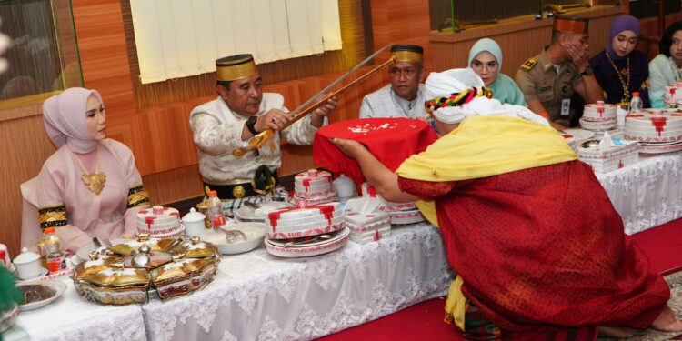 Dewan adat saoraja Bone memberikan gelar Daeng Mappuji kepada PJ Gubernur Sulsel, Bahtiar Baharuddin dalam upacara pengukuhan yang dilangsungkan di Arajang, Rumah Jabatan Bupati Bone, Jumat, (19/4/ 2024). (Foto: Humas Pemprov Sulsel)