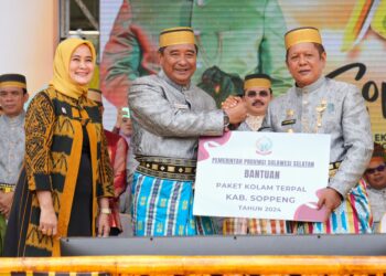 Penjabat Gubernur Sulawesi Selatan (Sulsel), Bahtiar Baharuddin, menghadiri peringatan hari jadi Kabupaten Soppeng yang ke-763, Selasa, (23/4/2024). (Foto: Humas Pemprov Sulsel)