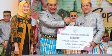Penjabat Gubernur Sulawesi Selatan (Sulsel), Bahtiar Baharuddin, menghadiri peringatan hari jadi Kabupaten Soppeng yang ke-763, Selasa, (23/4/2024). (Foto: Humas Pemprov Sulsel)