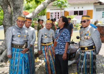 Penjabat Gubernur Sulawesi Selatan, Bahtiar Baharuddin dan Kapolda Sulsel, Irjen Pol Andi Rian Djajadi, berziarah ke makam raja-raja di Jera Lompoe, Soppeng, Selasa, (23/4/2024). (Foto: Humas Pemprov Sulsel)