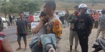 Kapolsek Watangpulu IPTU Ahmad Tangko, menggendong korban pengendara Motor Insiden Tabrakan Beruntun untuk Dievakuasi ke Puskesmas.