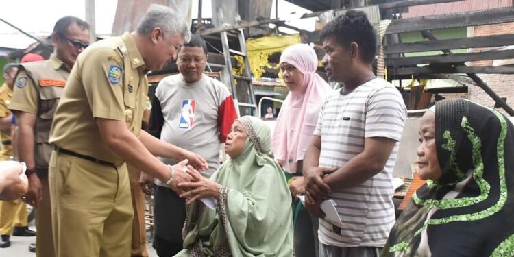 Hari Pertama Berkantor, Bupati Pinrang Salurkan Bantuan ke Korban Kebakaran