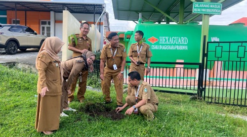 Hari Bumi, RSUD Andi Makkasau Tanam Puluhan Bibit Pohon Hari Bumi, RSUD Andi Makkasau Tanam Puluhan Bibit Pohon