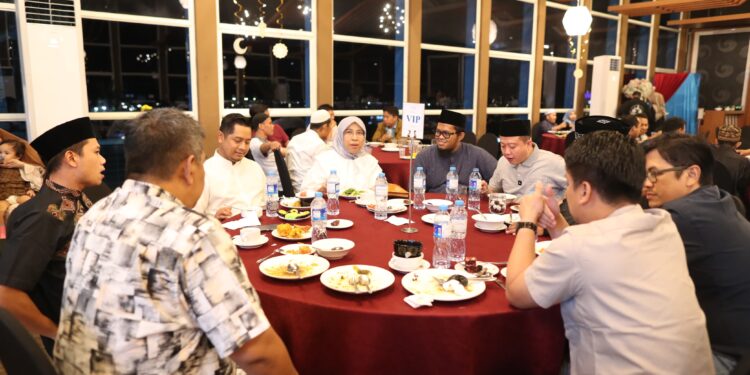Acara  bertajuk "Jalin Silaturahmi dan Mengukir Kebaikan dalam Kebersamaan," dihadiri oleh sejumlah perwakilan provider, anak yatim dan dhuafa di Hotel Aston, Senin, (1/4/2024).