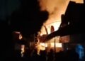 Tiga rumah terbakar di Jl Garuda, Pinrang, Sabtu (13/4/024) pukul 01.50 dinihari