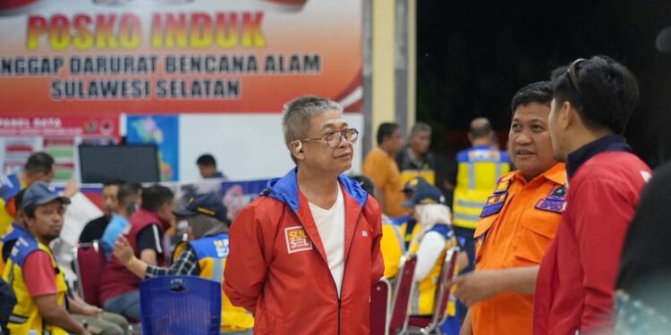 Direktur Utama Perumda Air Minum Kota Makassar, Beni Iskandar mengantarkan dan memantau mobil tangki ke lokasi bencana